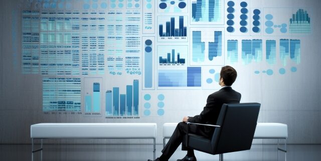 椅子に座ってマーケティングを考えている男性
