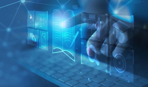 用語をPCで調べている男性