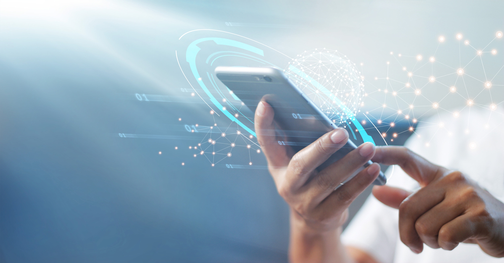 沢山の人と携帯を触っている様子