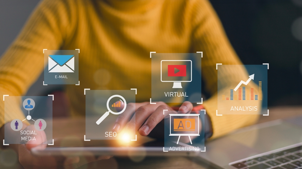 メールを作成している女性