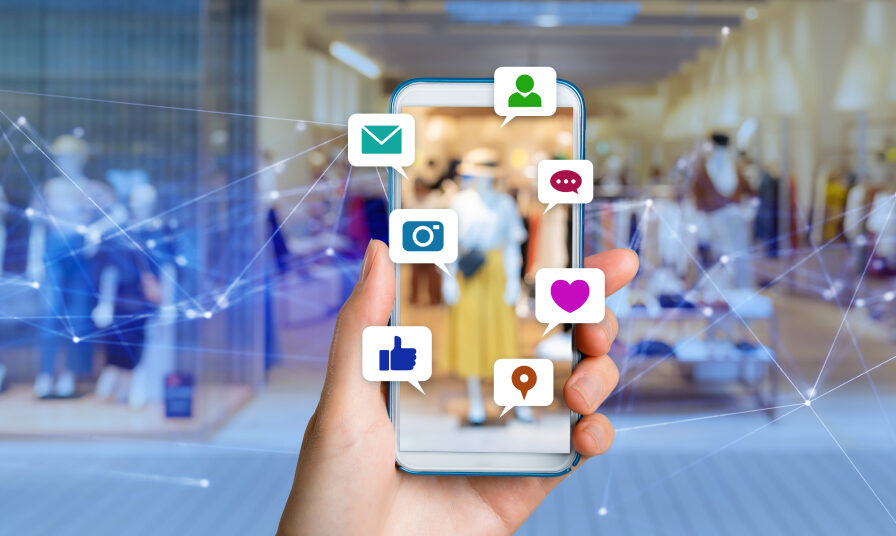 SNSロゴマークと携帯