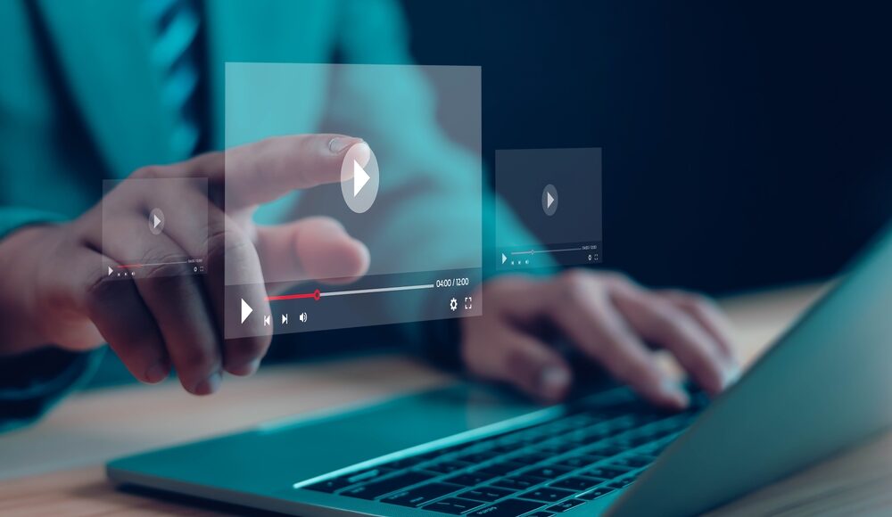 動画の画像を触っている男性