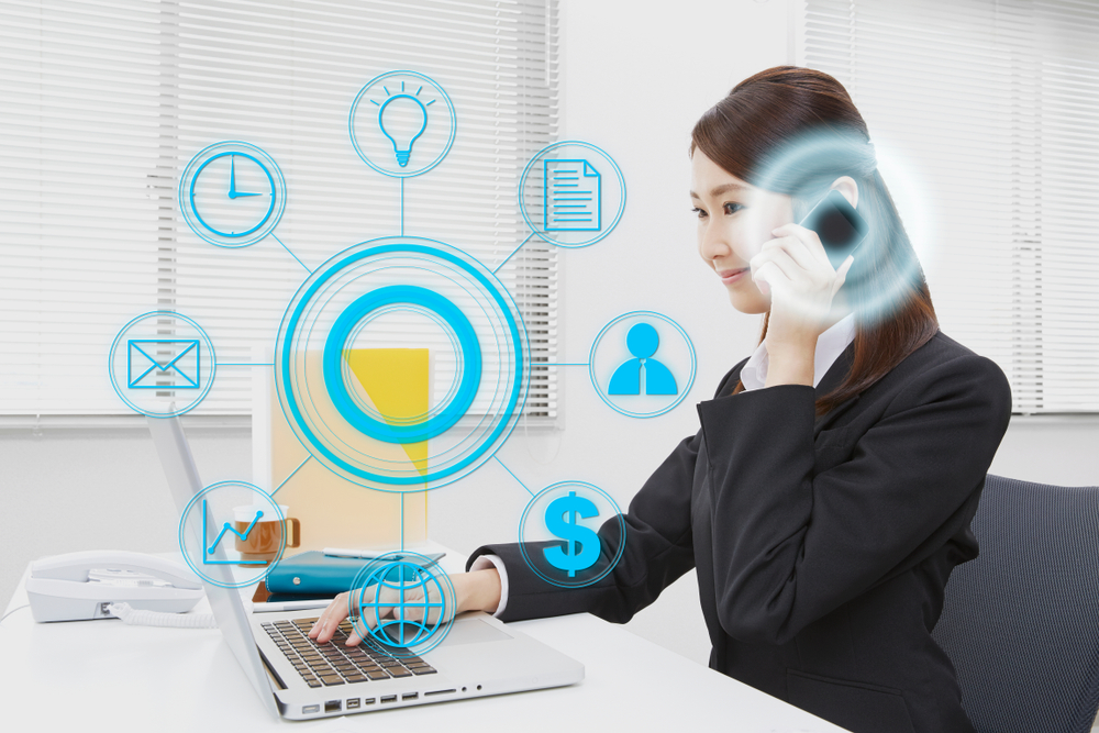 笑顔でスマホで話している女性とアイコン