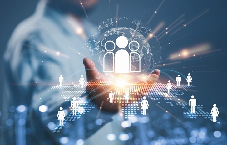 ３人の人を持った男性の手