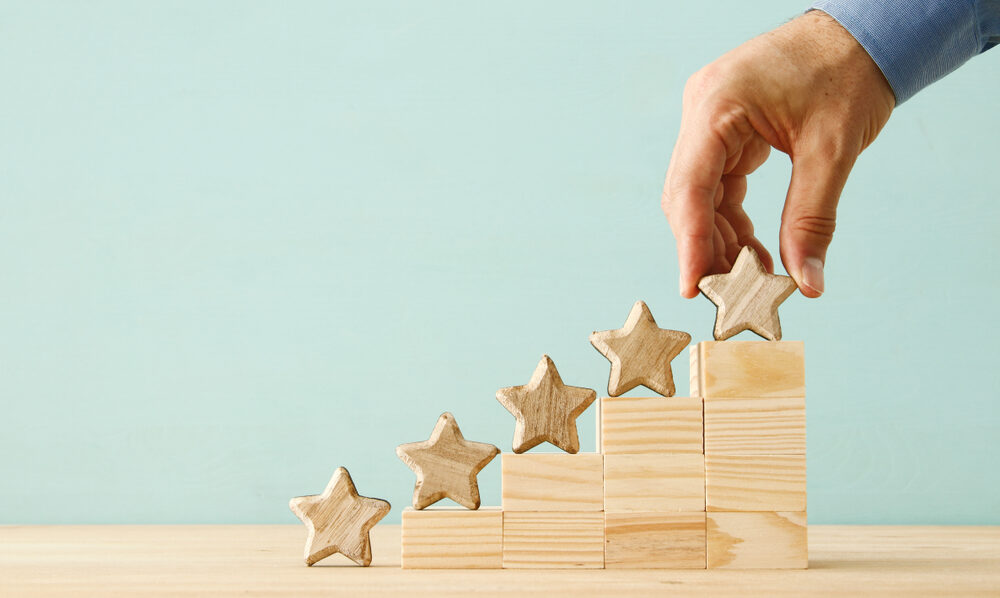 星のロゴの積み木が積みあがっている様子