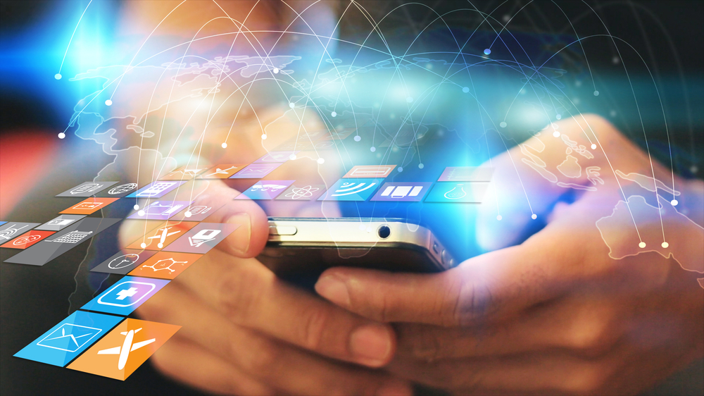 アプリが沢山ある携帯を持っている男性