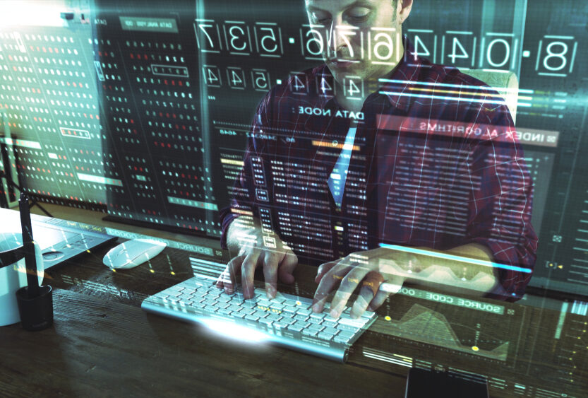 ハッキングしようとしている男性