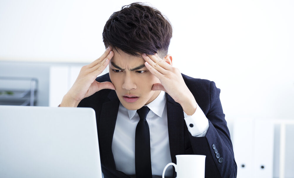 悩んでいる男性