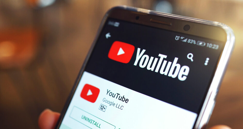 YouTubeが表示されている携帯
