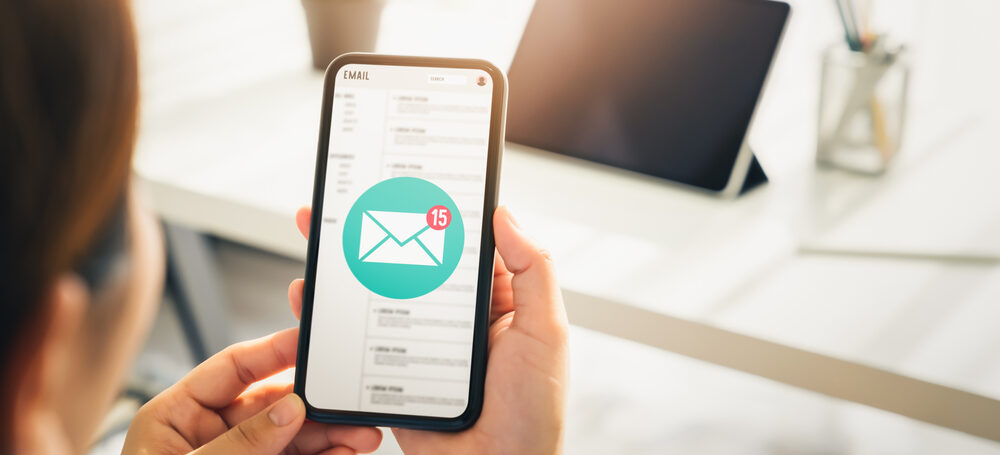 E-mailを開いている女性