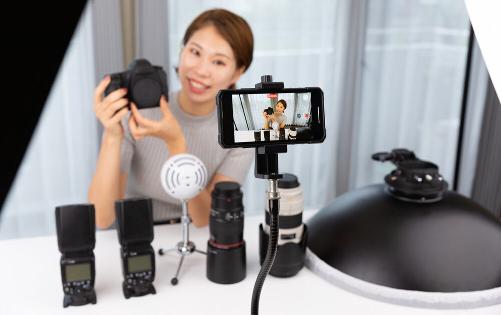 機材の中でYouTubeを撮影している女性