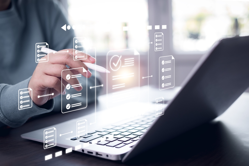 チェックしている男性