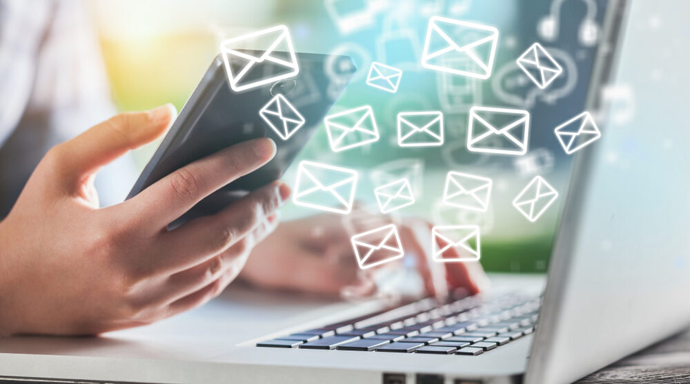 メールをパソコンで書いている人