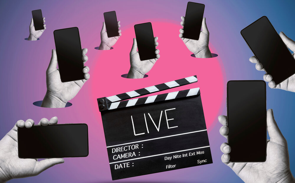 LIVEと書かれた看板と複数スマホ