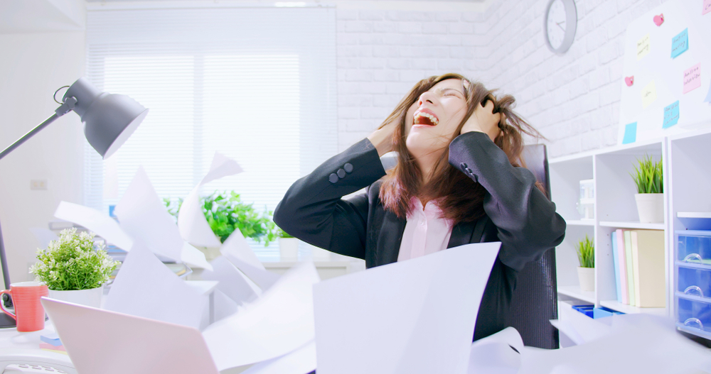 パソコンの前で錯乱している女性""