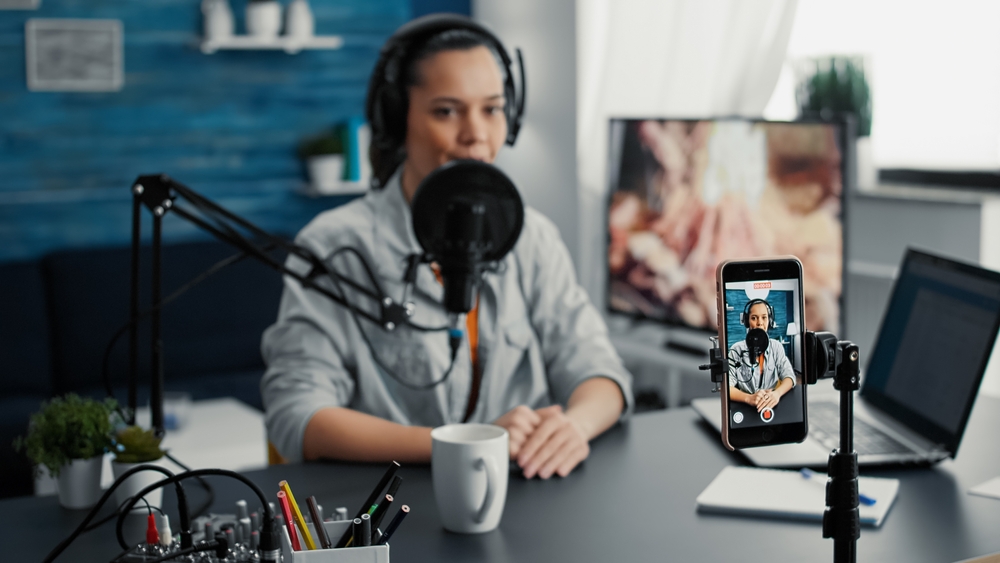 ライブ配信をしている女性