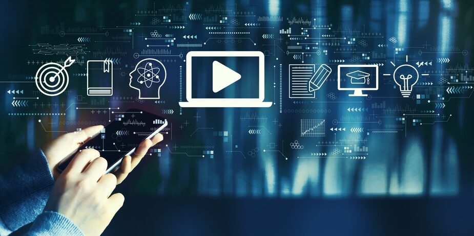 携帯を持って再生しているようす