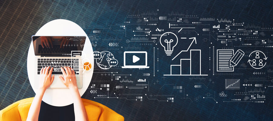 コンテンツマーケティングをパソコンでしている様子