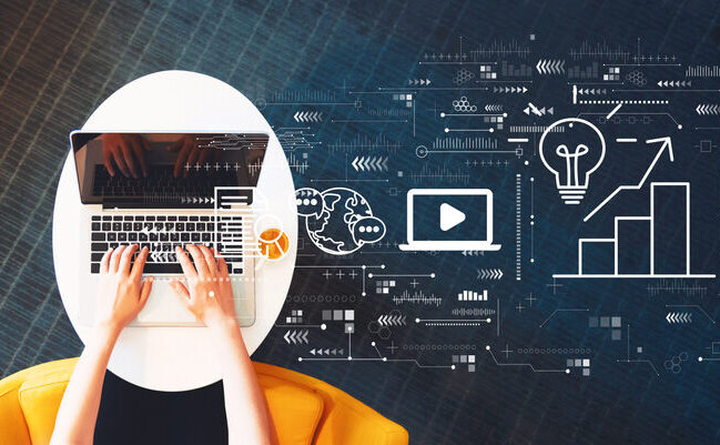 パソコンで動画を作っている女性