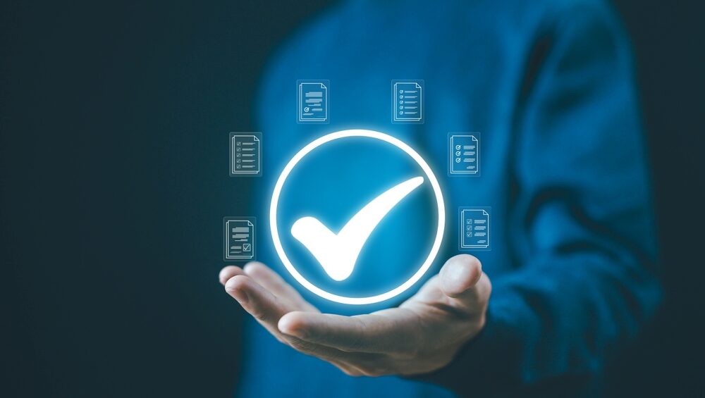 チェックが入っているものを持っている男性