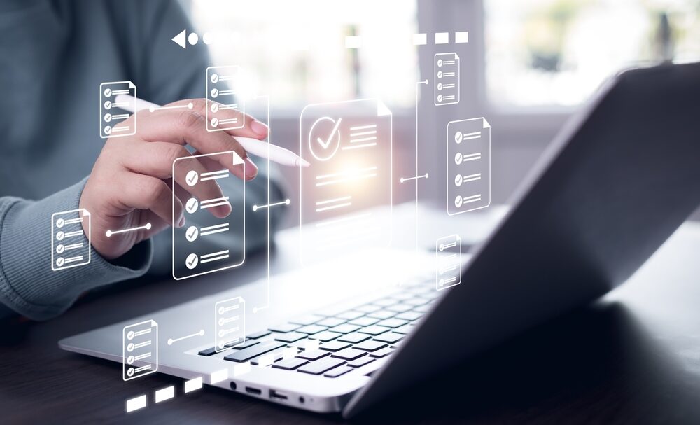 パソコンと架空の紙で構図を示している女性