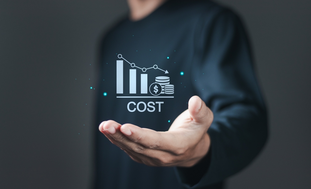 costとグラフを持っている男性