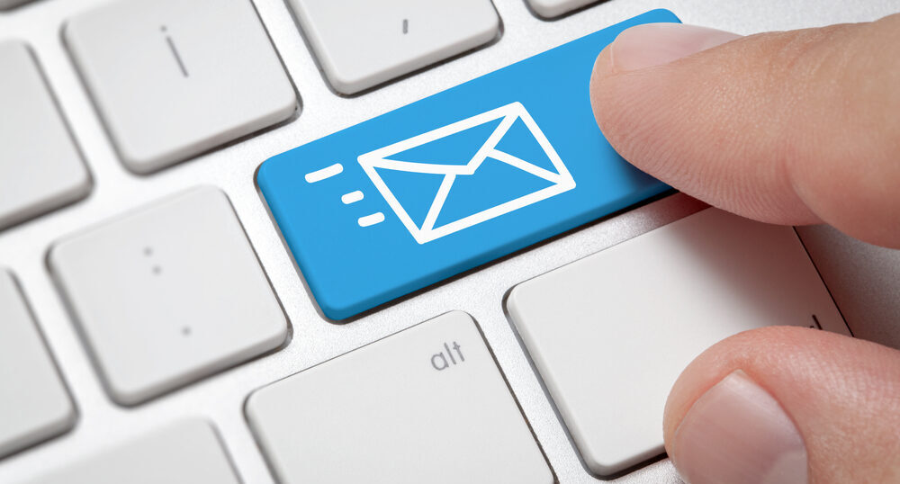 メールのボタンを教えている人