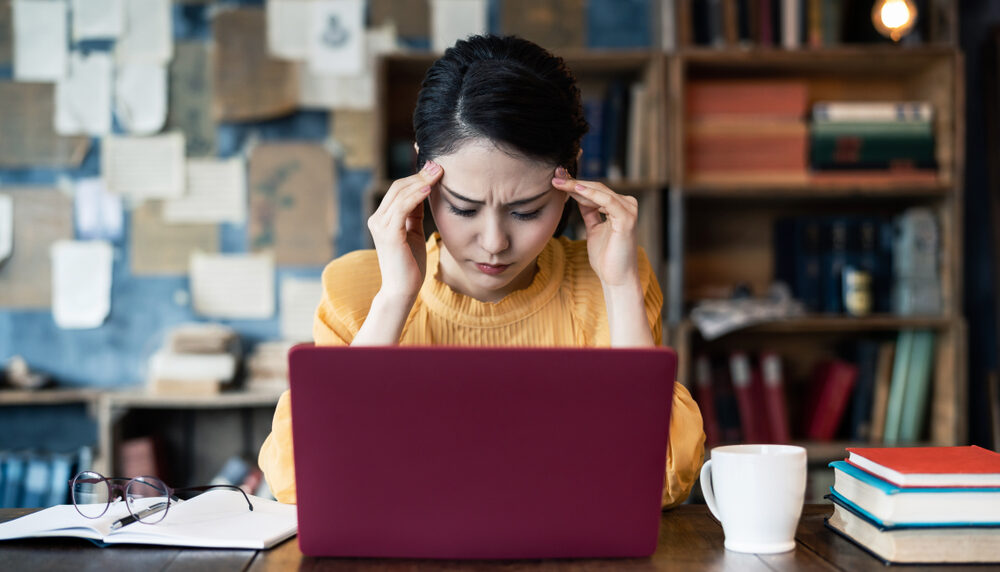 オンラインで受講して悩んでいる女性