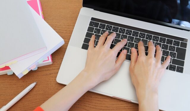 タイピングしている女性