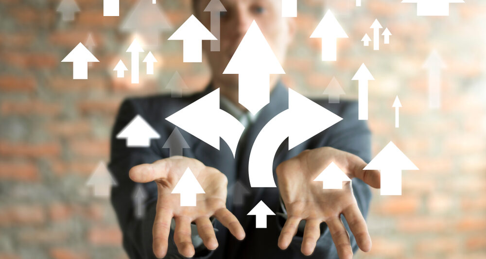 矢印が出ているのを持っている人