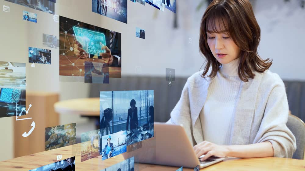 会社説明会動画を作成している女性